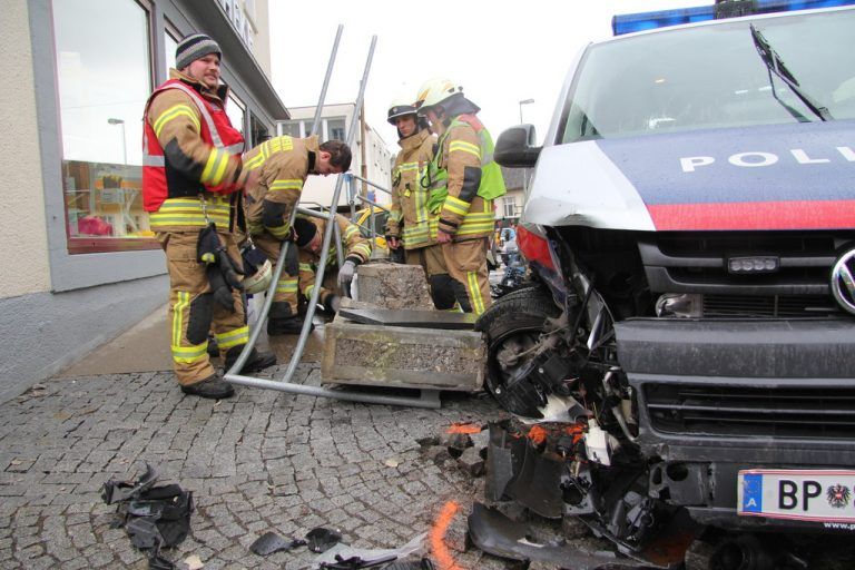 Polizeiauto kracht in Pkw - Vorarlberger Nachrichten | VN.at