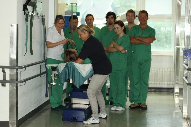 Das richtige Heben und Tragen gehört zur Rückenschulung der HNO-Mitarbeiter. Foto: KHBG