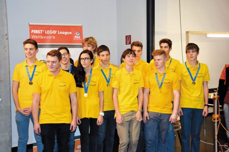 Das TecRobots-Team konnte für die Forschungsarbeiten zum Thema „Elektrotechnik an der HTL Bregenz – unbegrenztes Lernen garantiert“ zum ersten Mal den Award einer FLL-Forschungsjury entgegennehmen.