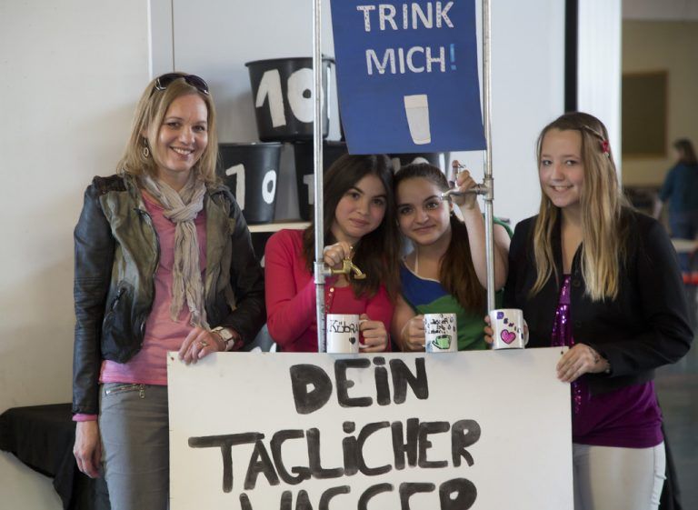 Dass jeder täglich 140 Liter Wasser verbraucht, wissen Kübra, Meltem und Denise dank Gaby Hämmerle (links).