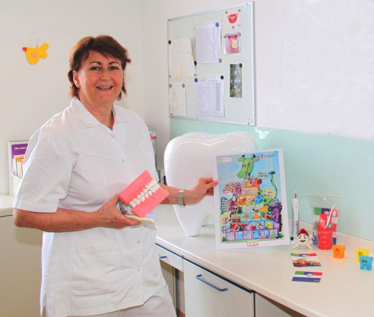 Den Kindern wird bei den Info-Veranstaltungen auf einfache Weise die Entstehung von Karies erklärt. Foto: VGKK