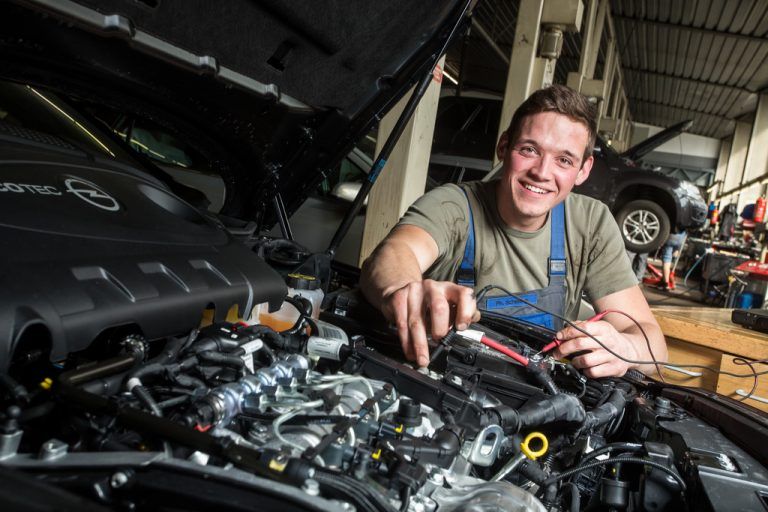 Der 21-jährige Philipp Schelling macht bei Auto Gerster eine Lehre als Kraftfahrzeugtechniker.