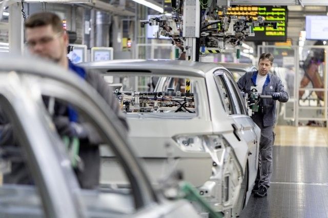 Der Automarkt schwächelt weiter. Im März wurden in Europa mit 1,77 Millionen Pkw 3,6 Prozent weniger Autos neu zugelassen als im Vorjahresmonat. Auch die anderen großen Weltmärkte kämpfen mit schwacher Neuwagennachfrage. In den USA sank die Zahl der neuen Autos im März um 2,2 Prozent (1,61 Millionen) in China um 7,3 Prozent (1,97 Millionen).