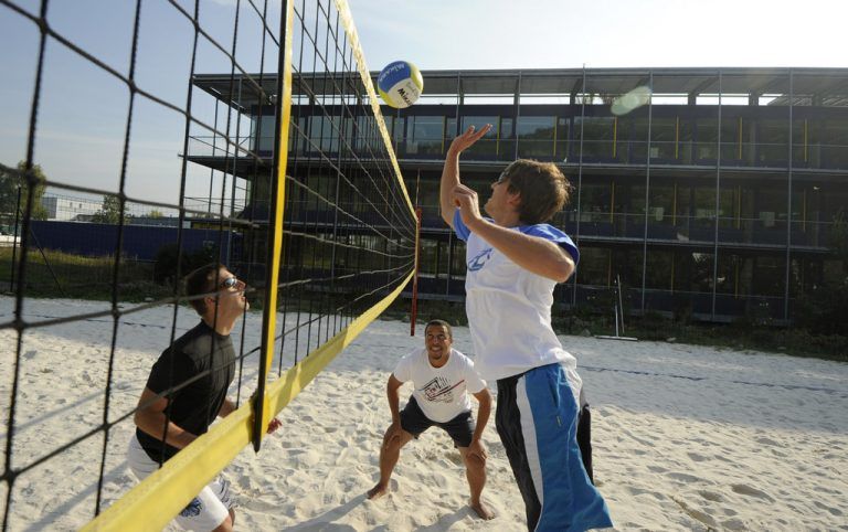 Der Beachvolleyballplatz gehört zur Gesundheitsvorsorge. Omicron darf sich über die Auszeichnung als bester Arbeitgeber Österreichs freuen.