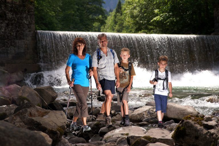 Der begeisterte Wanderer Hubert Haller mit Gattin Erika, Tobias und Max genießt die Naturlandschaft rund um Mellau. Foto: Ludwig Berchtold