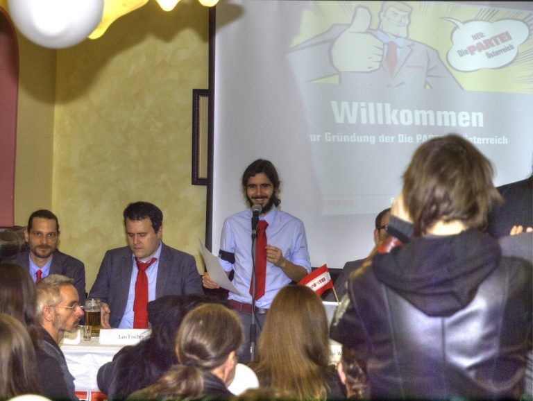 Der Bregenzer Marcel Hintner eröffnete als Generalsekretär den Gründungskonvent der Satire-Partei „Die Partei“ in Wien. Foto: Die Partei  