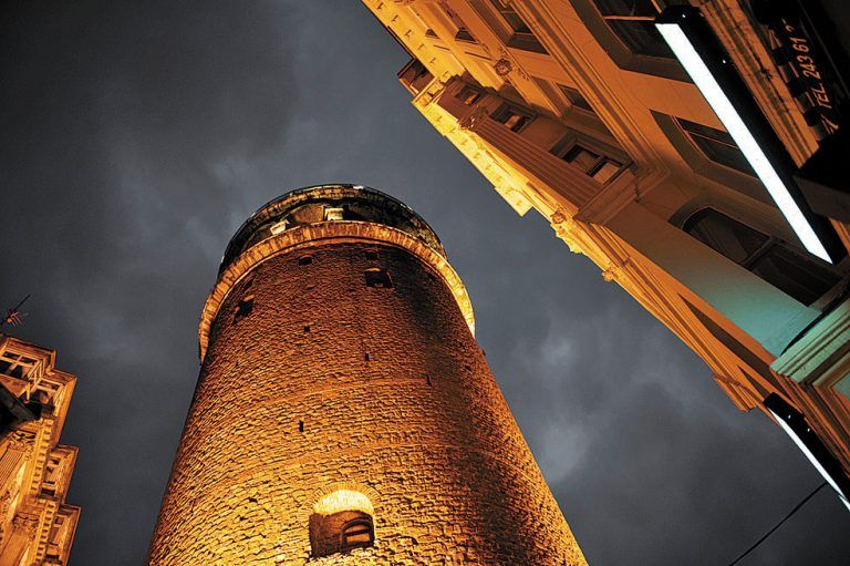 Der Galata Kulesi ist auch bei Nacht sehenswert.