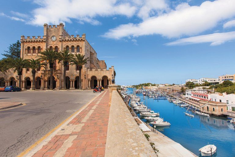 Der Hafen und das Rathaus von Ciutadella. Fotos: shutterstock