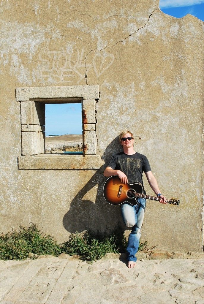 Der Hohenemser Sänger und Gitarrist Daniel Benzer wandert nun auf Solopfaden. Foto: Benzer  