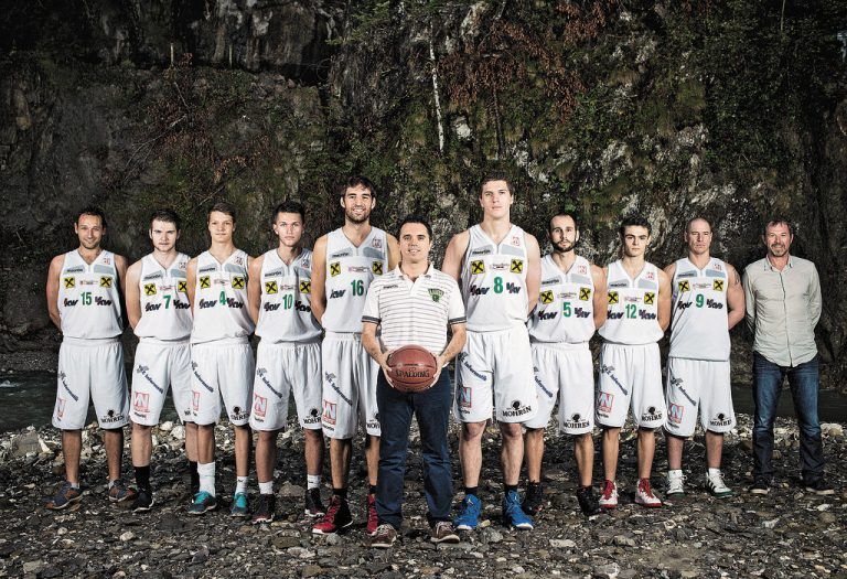 Der Kader der Raiffeisen Dornbirn Lions mit Head-Coach Diego Fernandez (vorne) und Manager und Sportdirektor Markus Mittelberger (r.). Foto: Gmeiner