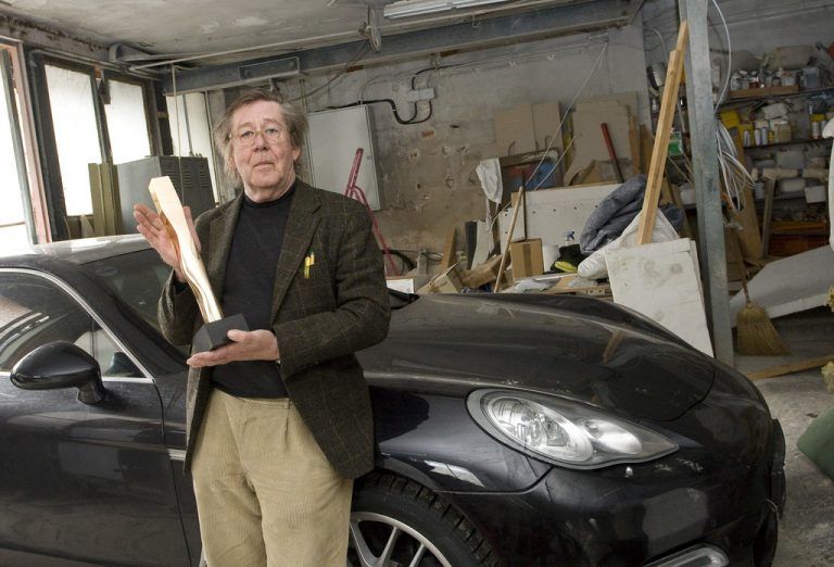 Der Künstler Gottfried Bechtold schuf die Skulptur zum VN-Wirtschaftspreis. Foto: VN/Steurer