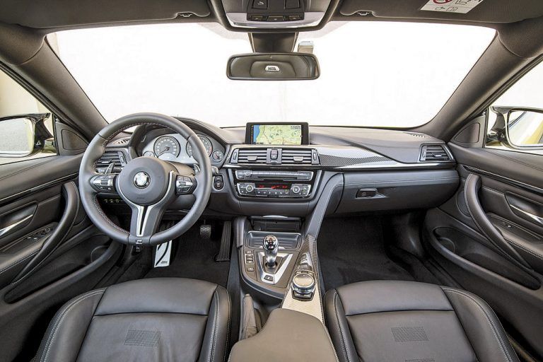 Der M4 (l.) ist etwas schmaler und niedriger als der M3 (r.), die Cockpitssind gleich, ebenso wie der 6-Zylinder-BiTurbo mit 431 PS und 550 Nm.