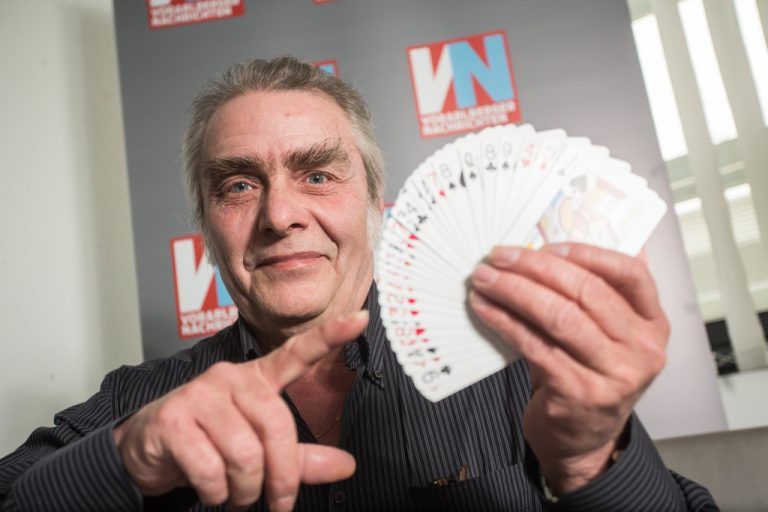 Der Magier Ferdinand Lampert bezaubert sein Publikum mit Tieren und Kartentricks. FOTO: STEURER