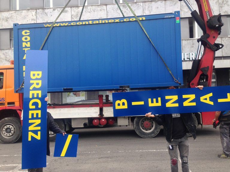 Der Moment der Anlieferung: Das Büro der Bregenz Biennale findet sich bis Sonntag vor der VLV in Bregenz. Fotos: Veranstalter