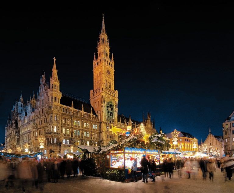 Der Münchner Weihnachtsmarkt auf dem Marienplatz mit riesigem Krippenmarkt. Fotos: Shutterstock