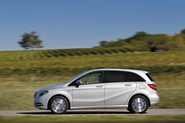 Der Notbremsassistent der Mercedes B-Klasse soll dafür sorgen, dass die Zahl der schweren Auffahrunfälle um 30 Prozent gesenkt wird. Foto: werk