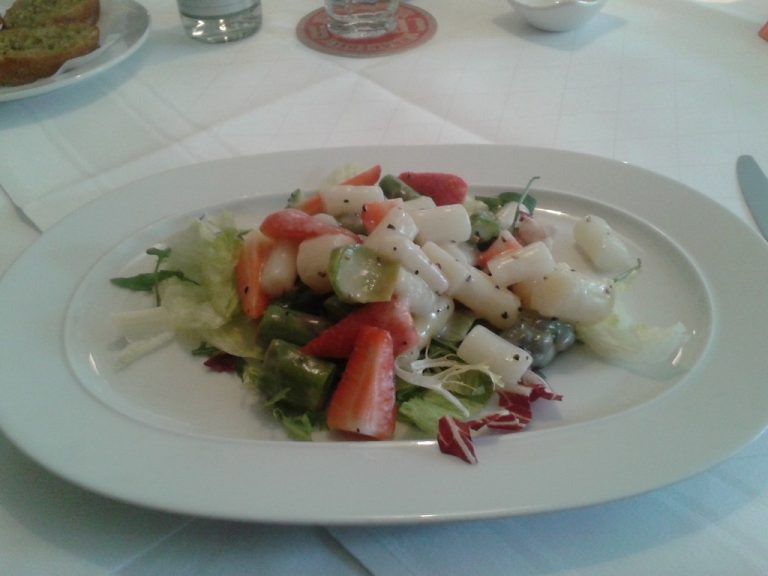  Der Salat aus weißem und grünem Spargel mit Bodenseeerdbeeren.  