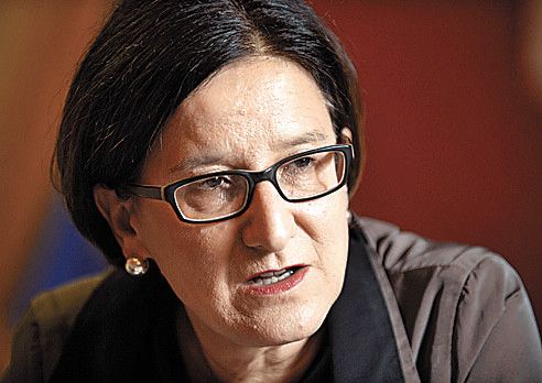 Der schreckliche Anschlag in Paris war ein Anschlag auf das Wertegefüge unserer europäischen Demokratien. Ein Anschlag auf unsere Toleranz, die Pluralität unserer Gesellschaft, unsere Rechtsstaatlichkeit und unsere Grundfreiheiten. Die freie Welt trifft sich dort, wo sie es für richtig hält und lässt sich nicht von Mördern einschüchtern. Wir brauchen Entschlossenheit und Geschlossenheit aller Staaten, denen Freiheit und Toleranz wichtig sind.Johanna Mikl-Leitner,Innenministerin (ÖVP)