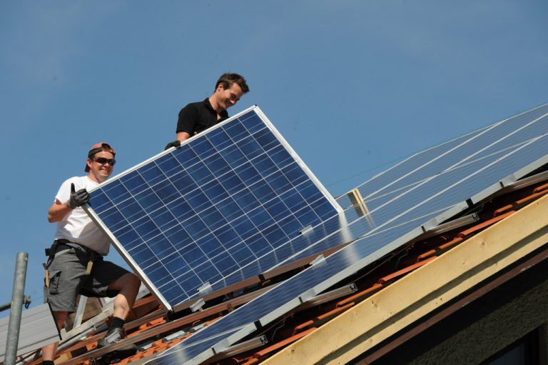 Anlagen mit über 5 kWp werden im Rahmen des Ökostromgesetzes gefördert. Die Vergabe wird von der OeMAG abgewickelt.