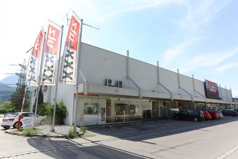 Die Pläne existieren seit Jahren, nun soll der in die Jahre gekommene Möbelmarkt neu gebaut werden.VN