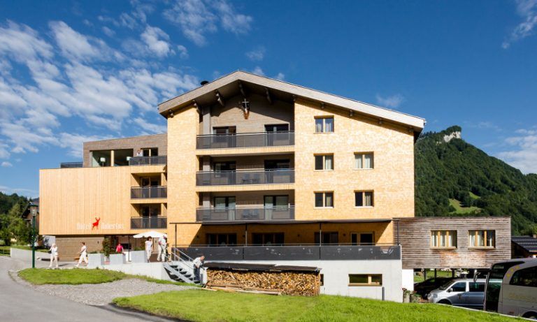 Der Um- und Anbau des Mellauer Hotels Hubertus überzeugte die Juroren des Architekturpreises Bau.Genial. Foto: Kaufmann Zimmerei