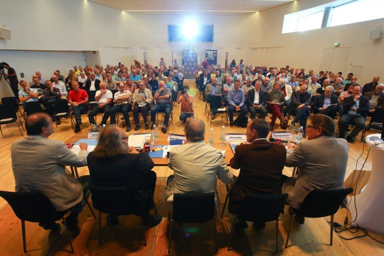 Der VN-Stammtisch zum Thema Windräder am Pfänder sorgte für breites Interesse. Der Leiblachtalsaal in Hörbranz war bis auf den letzten Platz gefüllt. Fotos: vn/Hofmeister
