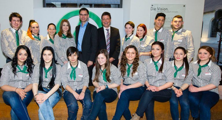 Die 16 Spar-Lehrlinge stehen stellvertretend für die 222 Auszubildenden. Im Bild mit LH Markus Wallner und Dir. Gerhard Ritter. Foto: Spar