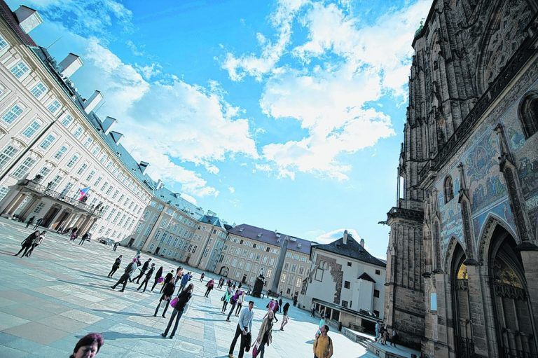 Die Adalbert Kathedrale befindet sich ebenfalls auf dem Burgareal. Sie ist die wichtigste und größte Kirche Prags.