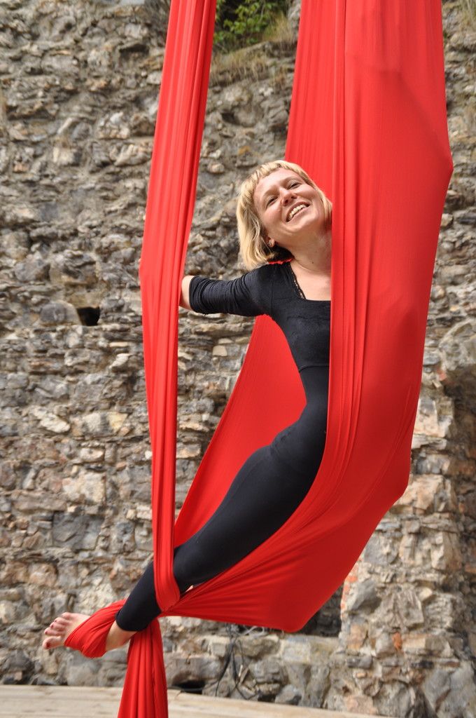 Die Akrobatin Christine Gruber wirkt in der Musiktheaterproduktion „Die Vögel“ auf der Burgruine Jagdberg bei Schlins mit. Foto: Caroline Begle