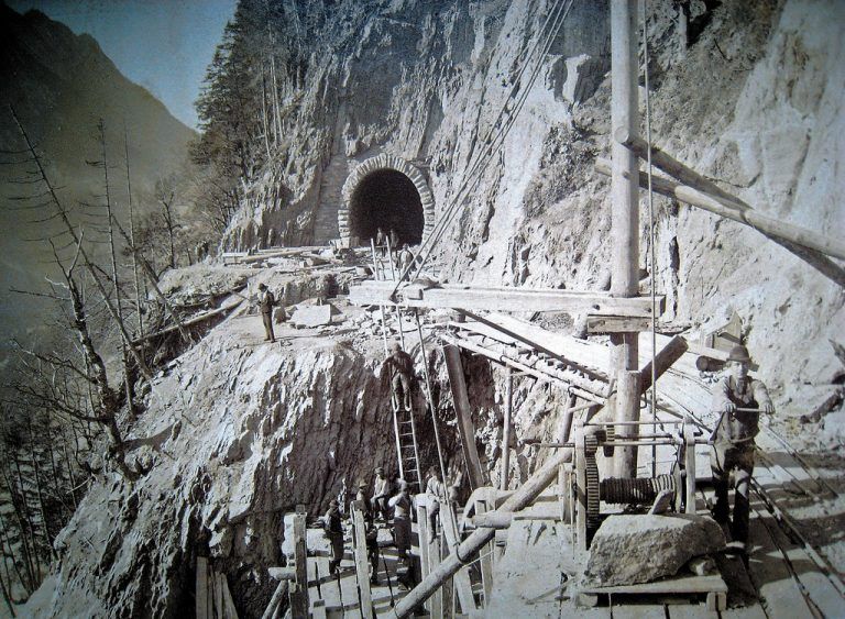 Die Arbeiten an der Arlbergbahn waren äußerst hart und sehr gefährlich.