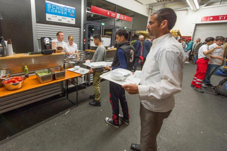 Die Asylwerber wurden in Dornbirn mit einer warmen Mahlzeit empfangen.  Fotos: Stiplovsek