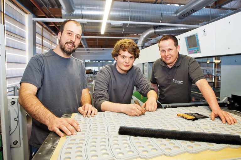 Die Ausbildungsleiter Julian Plank und Christian Grabher mit Lehrling Michael Hack (M.) foto: vn/paulitsch