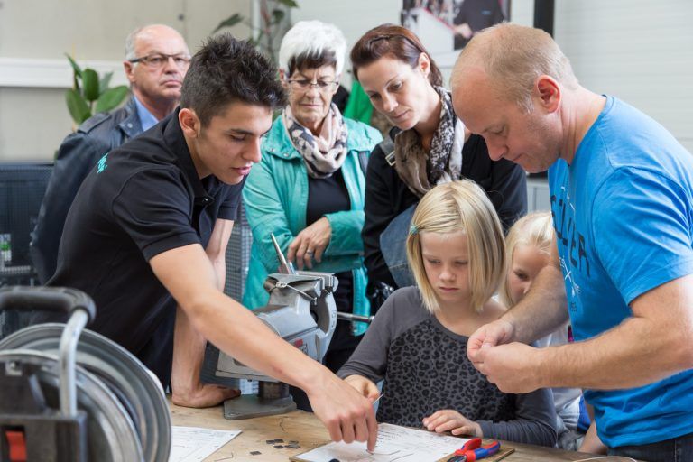 Die Besucher konnten sich über die Lehrlingsausbildung informieren und sich für einen Schnuppertag anmelden. Foto: Meusburger