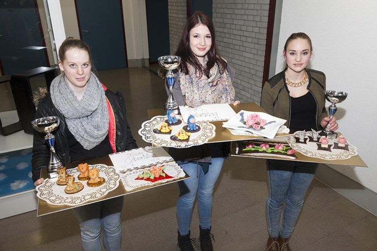 Die drei Erstplatzierten mit ihren Wettbewerbsarbeiten: v. l.: Larissa Burtscher, Denise Waibel und Julia Tichy. Foto: wkv