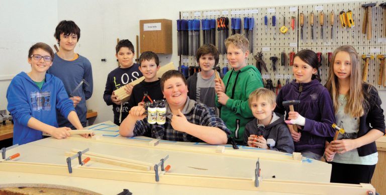 Die dritte Klasse der Mittelschule Klostertal nahm an der aktuellen Tischler-Trophy teil. Gebaut wurde ein Liebesbänkle. FOTO: DORIS BURTSCHER