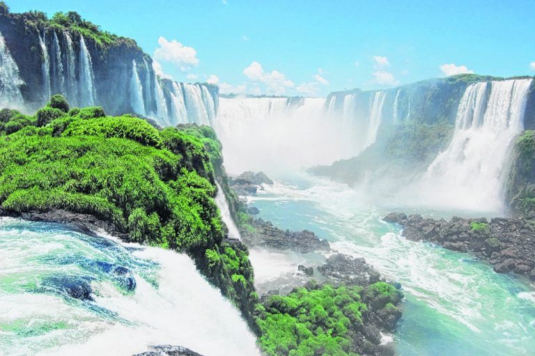 Die Eindrucksvollen Iguazu Wasserfälle an der Grenze zu Argentinien. Foto: Lev Kropotov