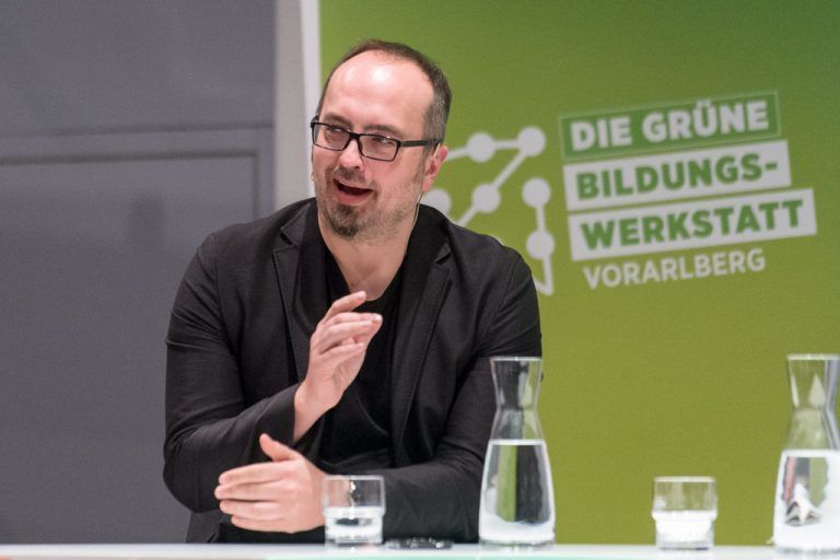 Die europäische Wirtschaft will amerikanische Finanzmarktnormen kippen,  in öffentliche Beschaffungsmärkte eindringen und billiges Fracking­öl für Europa. Keine seriöse Studie kann beweisen, dass das TTIP-Abkommen Arbeitsplätze schaffen wird. Michel Reimon