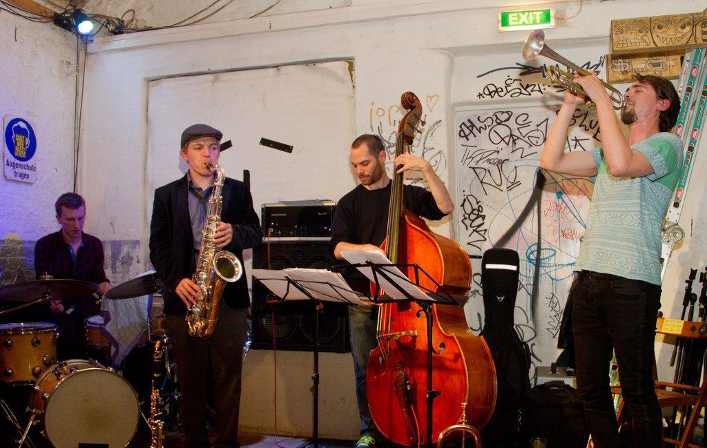 Swagger-Grooves, postmoderne Blasmusik und Free Jazz – kurz: „Existenzhengste“.