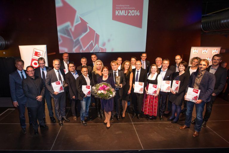 Die Gewinner und Ausgezeichneten des Wettbewerbs „Vorarlbergs beste Klein- und Mittelbetriebe 2014“ von VN und Wirtschaftskammer mit den Sponsoren und Partnern. Fotos: VN/Steurer