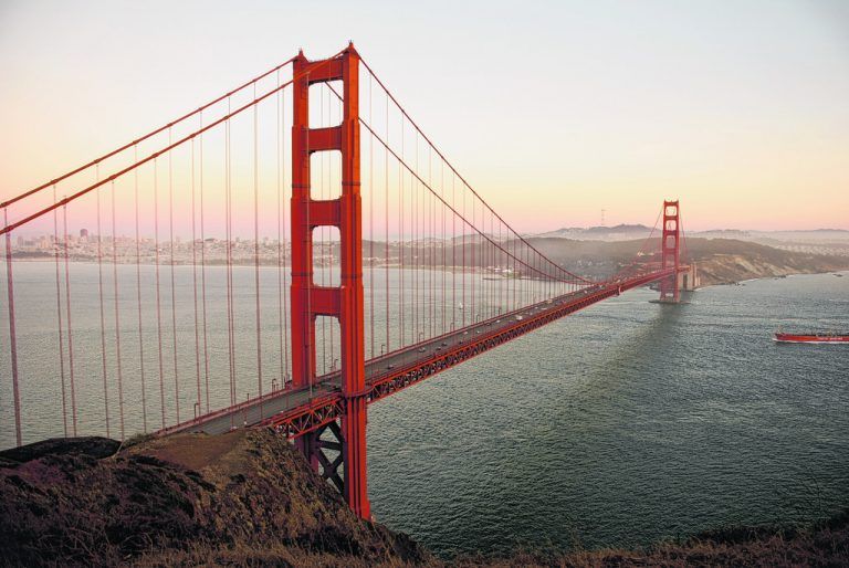 Die Golden Gate Bridge ist ein technisches Meisterwerk und nicht zuletzt durch ihre orange-rote Farbe weltberühmt.