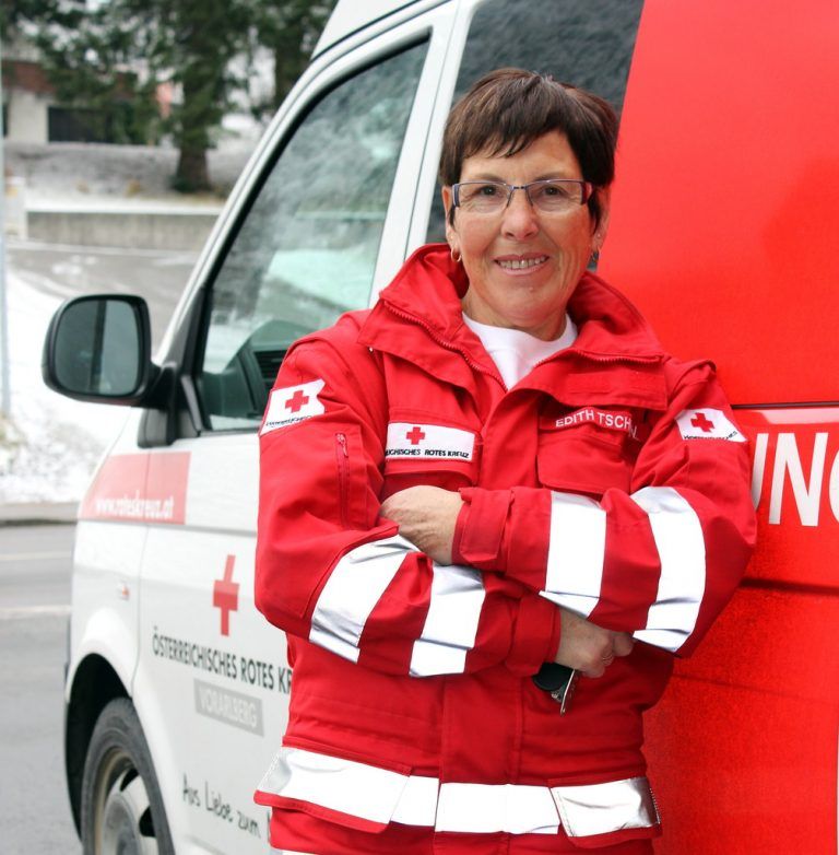 Die Gortipohlerin Edith Tschofen arbeitet seit 22 Jahren für das Rote Kreuz. Sie war Vorarlbergs erste Sanitätskraftfahrerin. Foto: Schwald