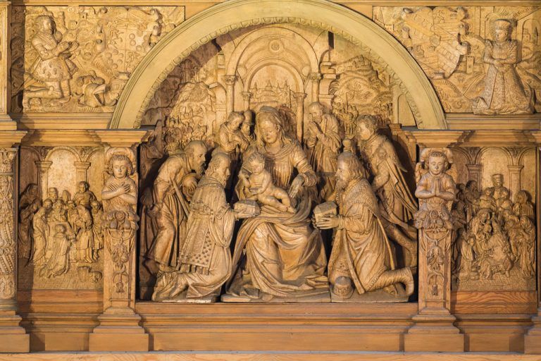 Die Heiligen drei KönigeMit dem Begriff Heilige Drei Könige oder Weise aus dem Morgenland bezeichnet die christliche Tradition die in der Weihnachtsgeschichte des Matthäus-Evangeliums erwähnten „Sterndeuter“, die durch den Stern von Betlehem zu Jesus geführt wurden. Im Neuen Testament werden sie nicht als „Könige“ bezeichnet, auch gibt es keine Angabe über ihre Anzahl. Diese Angaben entstammen einer umfangreichen Legendenbildung. Caspar, Melchior und Balthasar werden in Legenden des 6. Jahrhunderts erstmals erwähnt.