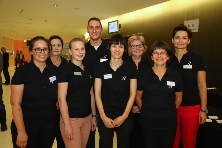 Die Helfer im Hintergrund sorgen dafür, dass das Wirtschaftsforum klaglos über die Bühne geht.