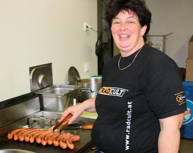Die Hobby-Köchin Christine Stark sorgt beim Hallenturnier in Wolfurt für das Wohl der Fußballfans. Foto: Knobel