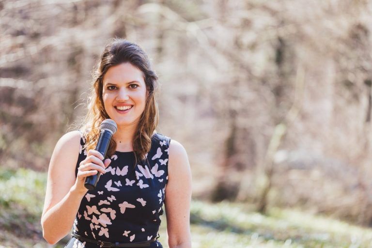 Die Hochzeitssaison beginnt. Eva ist als Rednerin mittendrin. Irina Gantze