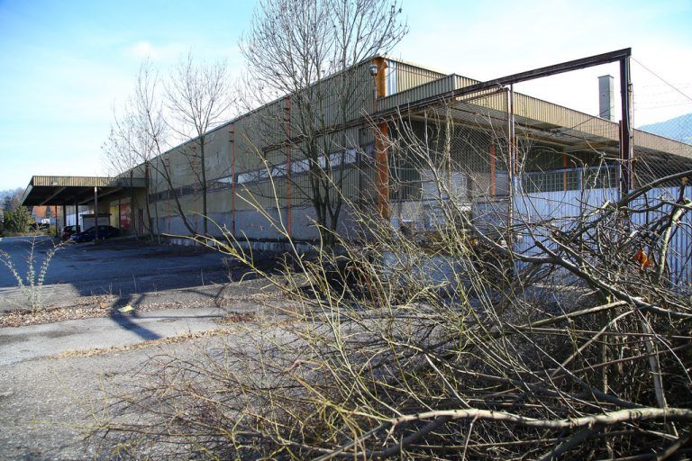 Die Jahre des Leerstands sind dem ehemaligen Einkaufszentrum nicht gut bekommen. Nun kommen Spar und Bauhaus zurück. Foto: VN/Hofmeister