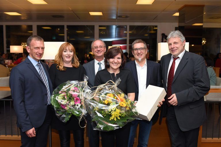 Die Jubilare Sandra Gratzer, Petra Reicht, Günter Riedmann mit Bernhard Bereuter, Betriebsrat Kurt Götz und Anton Strini.  Foto: AMS