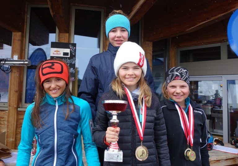 Die jungen Skifahrerinnen der SMS Nüziders: Lorie Droz, Laurena Martin, Alina Kaufmann und Mia Nesler (v. l.).
