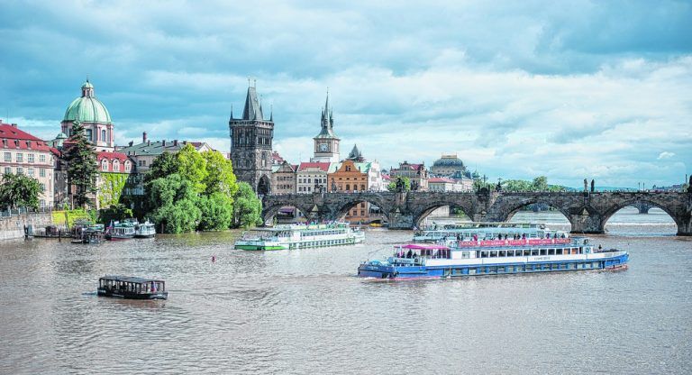 Die Karlsbrücke zählt zu den beliebtesten Sehenswürdigkeiten Prags. Fotos: Beate Rhomberg (6)
