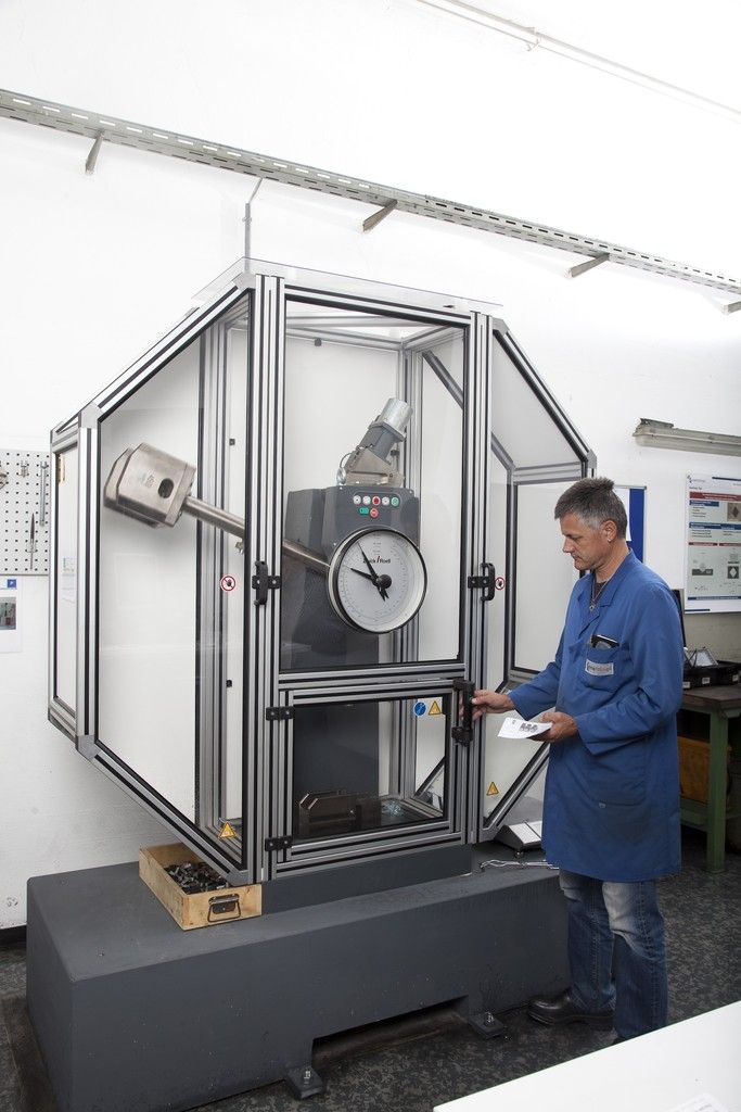 Die Kerbschlagbiegeprüfungsmaschine zeigt, welche Kräfte es braucht, bis das Metall bricht. Werksfoto  